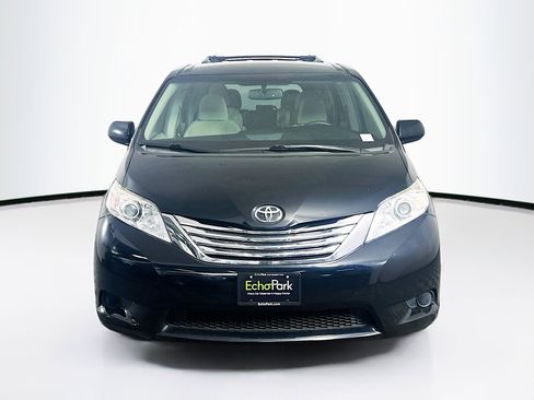 Used 2017 Toyota Sienna LE image 2