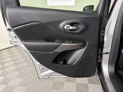 Used 2019 Jeep Cherokee Latitude Plus w/ Cold Weather Group AWD/4WD image 40