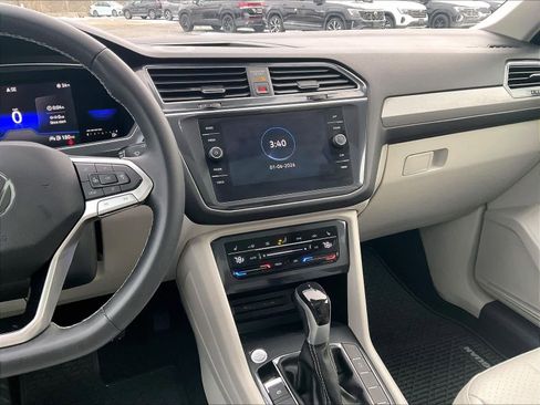 Used 2022 Volkswagen Tiguan SE image 17