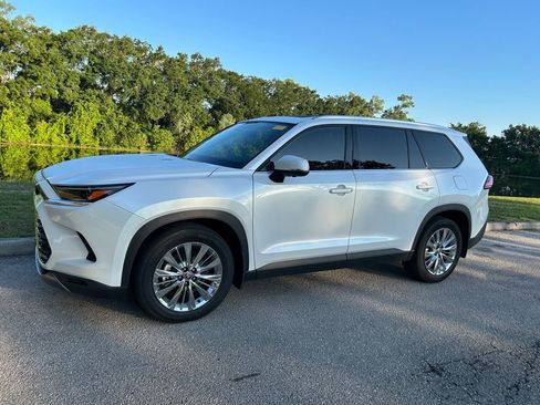 Used 2024 Toyota Grand Highlander AWD image 2