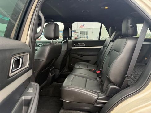 Used 2017 Ford Explorer XLT w/ Equipment Group 202A AWD/4WD image 20