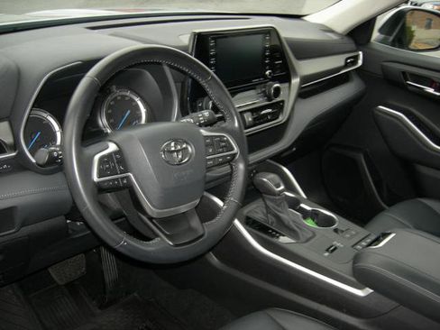 Used 2022 Toyota Highlander XLE image 7