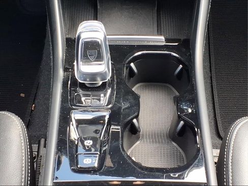 Used 2024 Volvo XC40 B5 Plus w/ Climate Package image 24