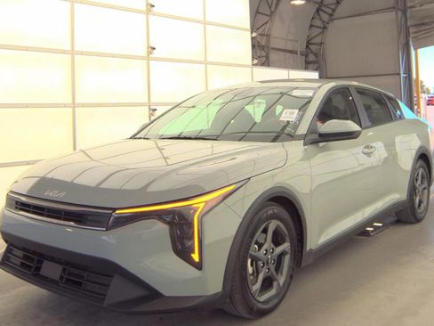 Used 2025 Kia K4 LXS image 1