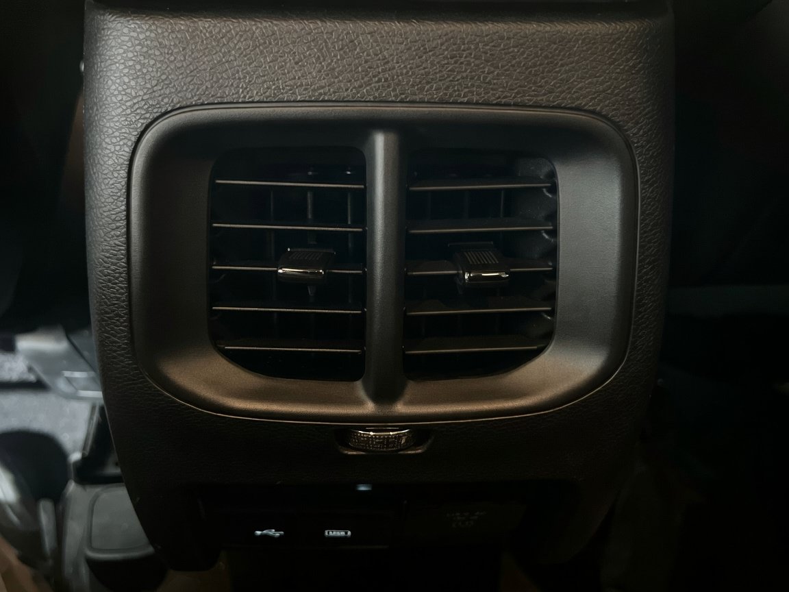 Used 2019 Jeep Cherokee Latitude Plus FWD image 17