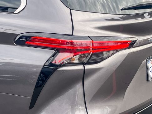 Used 2024 Toyota Sienna Platinum image 8