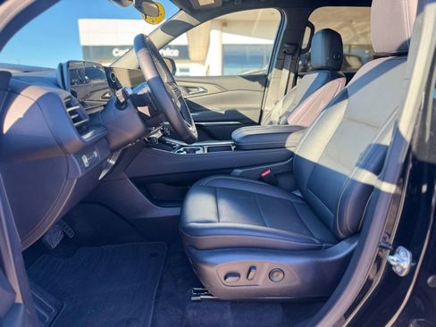 Used 2025 Chevrolet Traverse LT image 9