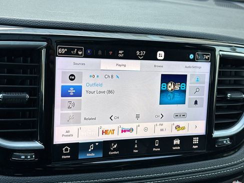 Used 2023 Chrysler Pacifica Limited image 18