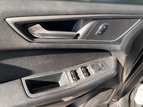 Used 2017 Ford Edge SE image 12