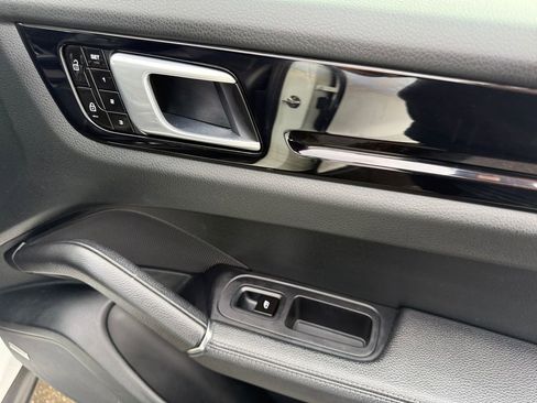 Used 2019 Porsche Cayenne Base image 28