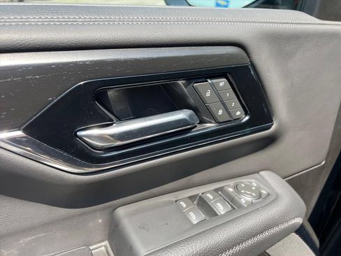 Used 2025 GMC Yukon Denali AWD/4WD image 17