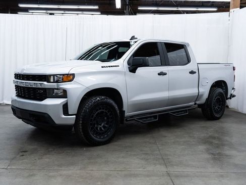 Used 2020 Chevrolet Silverado 1500 Custom w/ Custom Value Package AWD/4WD image 3