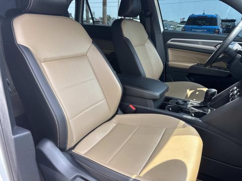 Used 2022 Volkswagen Atlas Cross Sport SE w/ Black Wheel Package AWD/4WD image 11