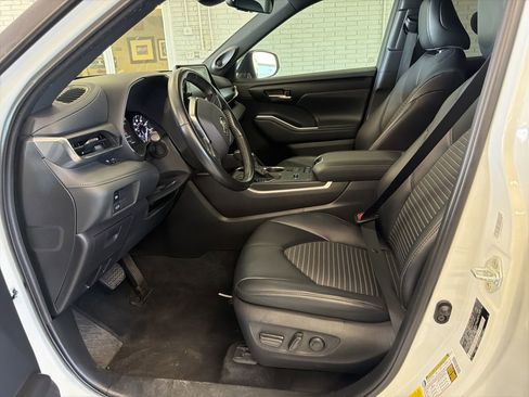 Used 2021 Toyota Highlander XSE FWD image 11