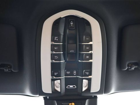 Certified 2025 Porsche Macan AWD/4WD image 27