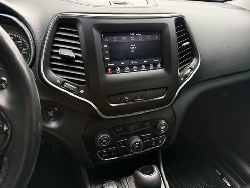 Used 2020 Jeep Cherokee Latitude Plus AWD/4WD image 24