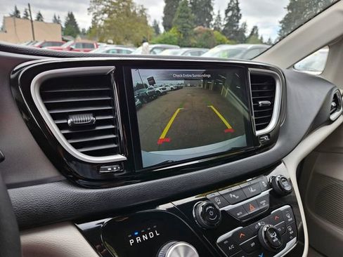 Used 2023 Chrysler Pacifica Touring-L FWD image 33