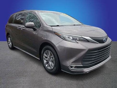 Used 2024 Toyota Sienna XLE image 3