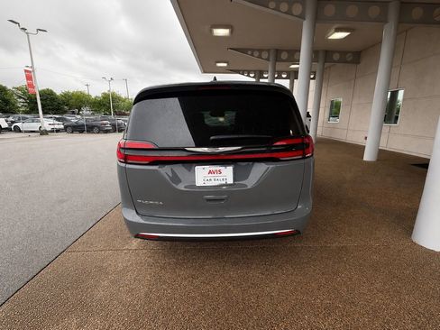 Used 2025 Chrysler Pacifica Select FWD image 5