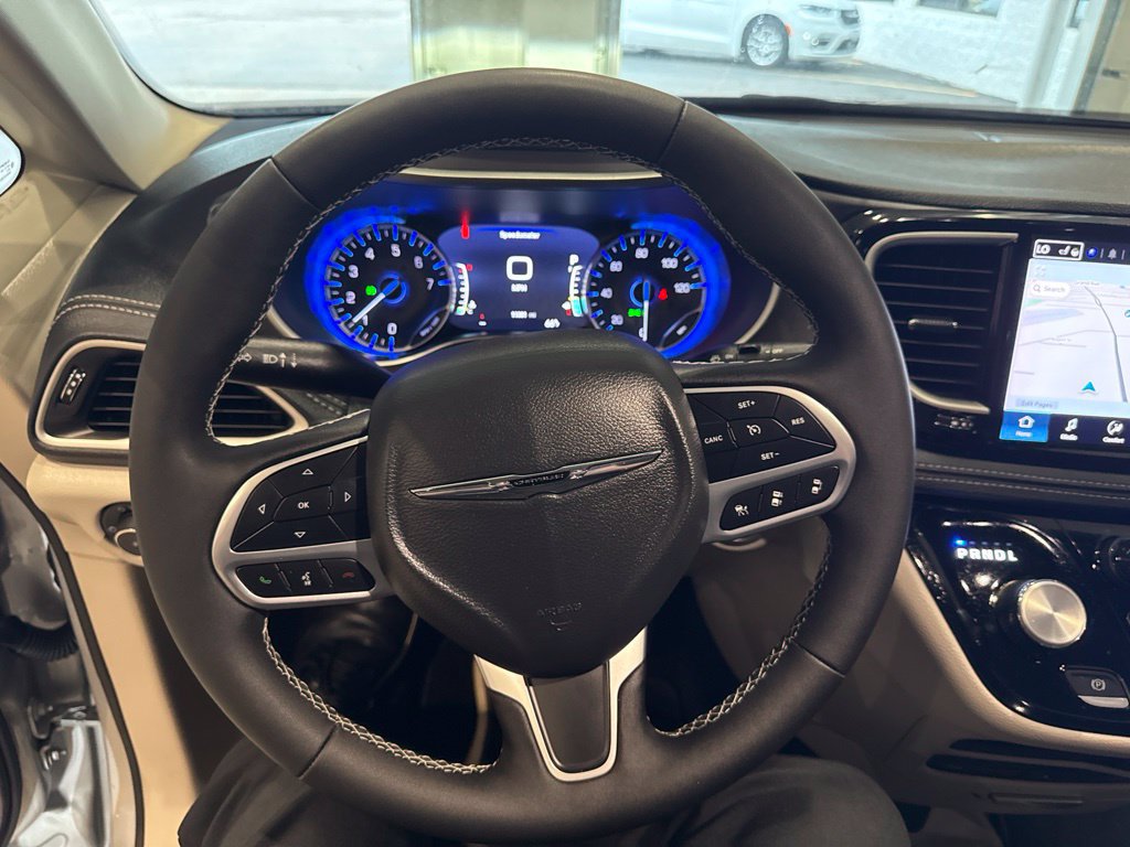 Used 2024 Chrysler Pacifica Touring-L w/ Uconnect Theater Family Group FWD image 33