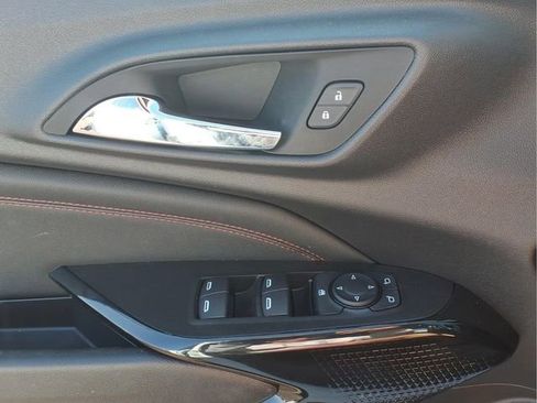 Used 2025 Chevrolet Trax RS FWD image 17