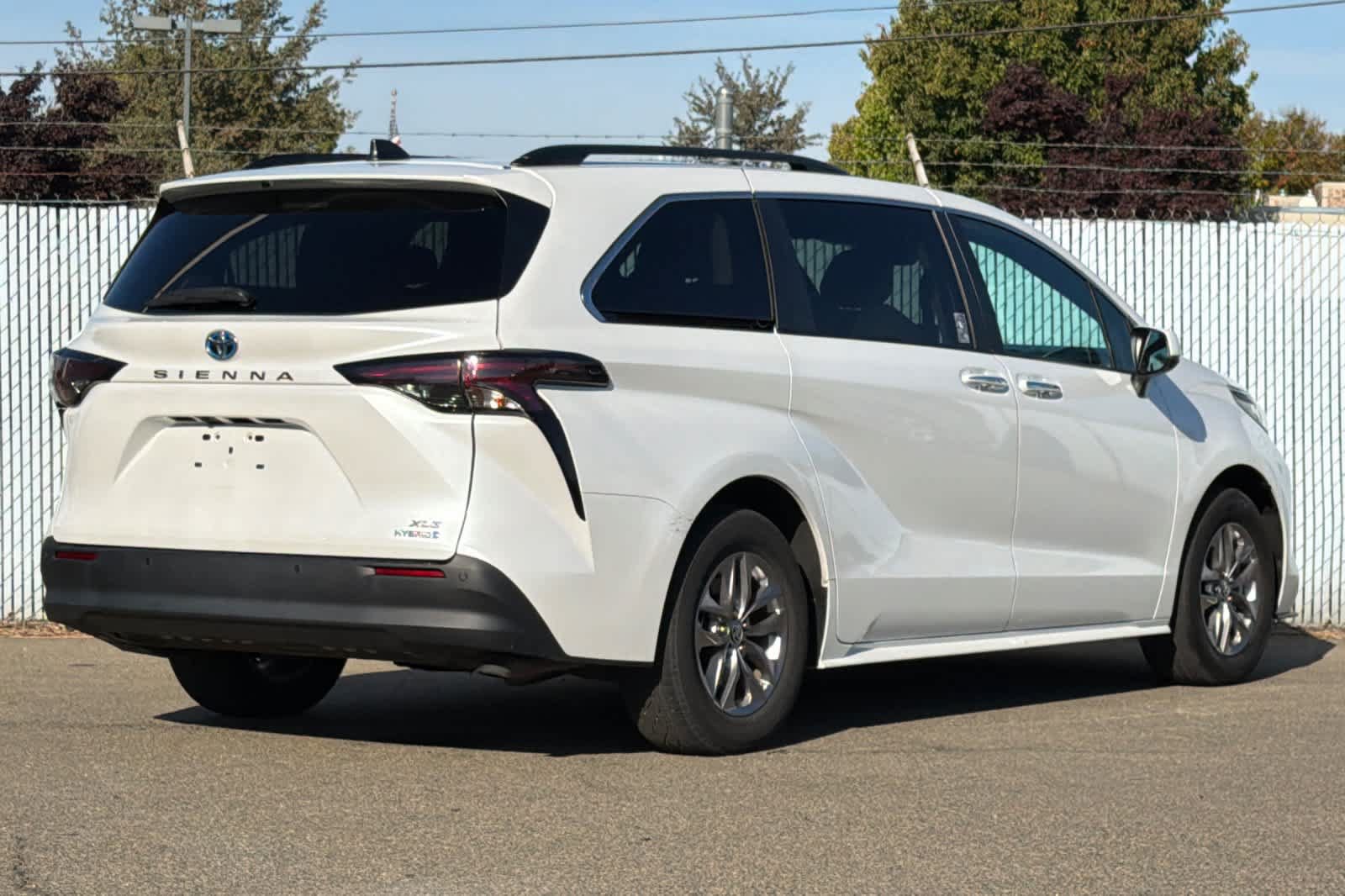 Used 2023 Toyota Sienna XLE FWD image 3