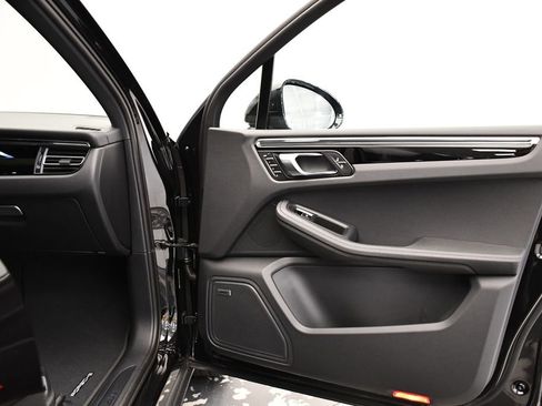 Used 2025 Porsche Macan image 46
