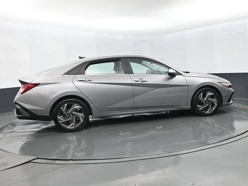 Used 2024 Hyundai Elantra Limited FWD image 4