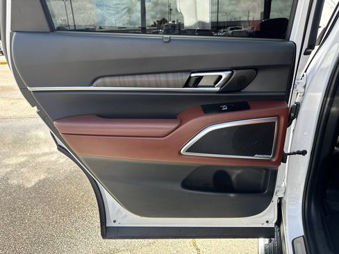 Used 2024 Kia Telluride SX w/ Towing Package FWD image 13