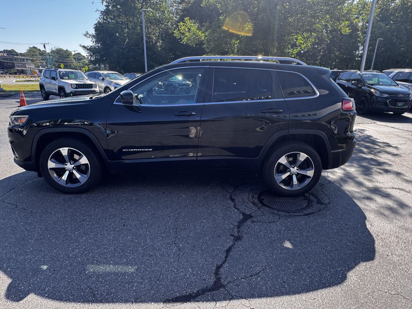Used 2019 Jeep Cherokee Limited AWD/4WD image 4