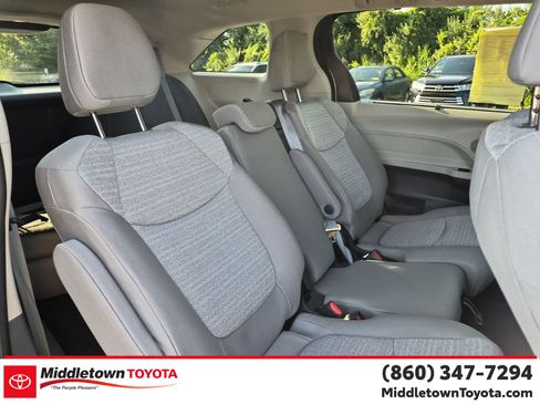 Used 2022 Toyota Sienna LE AWD/4WD image 32