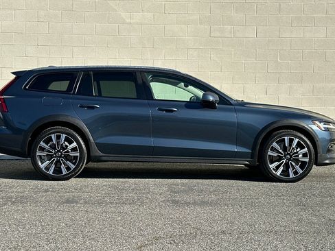 Used 2022 Volvo V60 T5 Cross Country w/ Advanced Package image 3