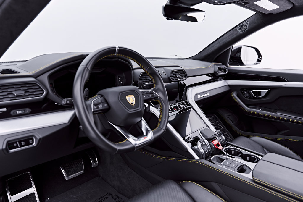 Used 2022 Lamborghini Urus AWD/4WD image 2