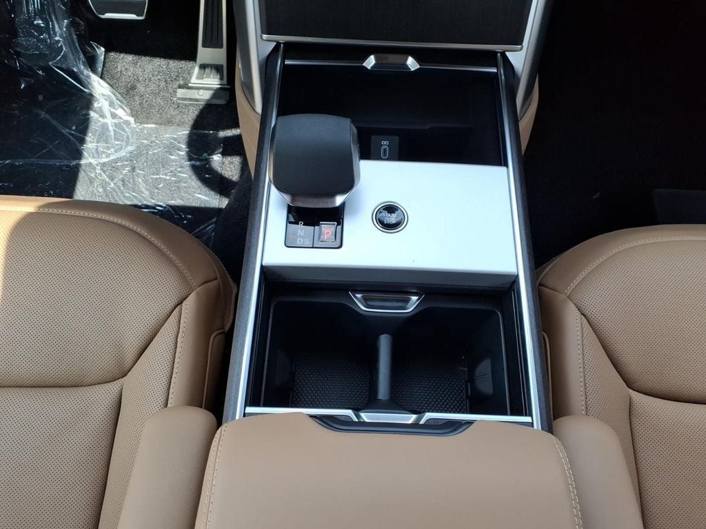 New 2026 Land Rover Range Rover Long Wheelbase SE AWD/4WD image 21