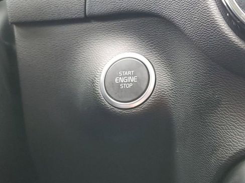 Used 2025 Volvo XC40 B5 Core image 17