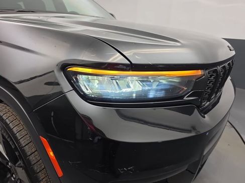 Used 2023 Jeep Grand Cherokee L Laredo image 13