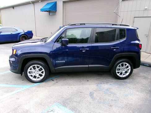 Used 2021 Jeep Renegade Latitude w/ Convenience Group AWD/4WD image 3