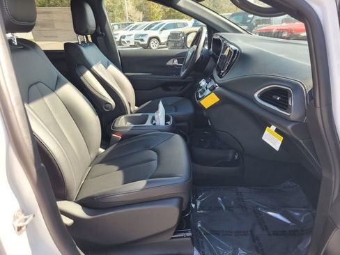 New 2026 Chrysler Pacifica Select image 15