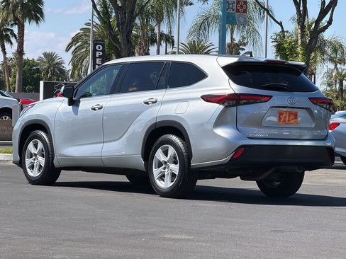 Used 2022 Toyota Highlander L FWD image 5