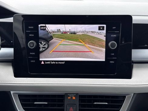 Used 2025 Volkswagen Taos SE image 4