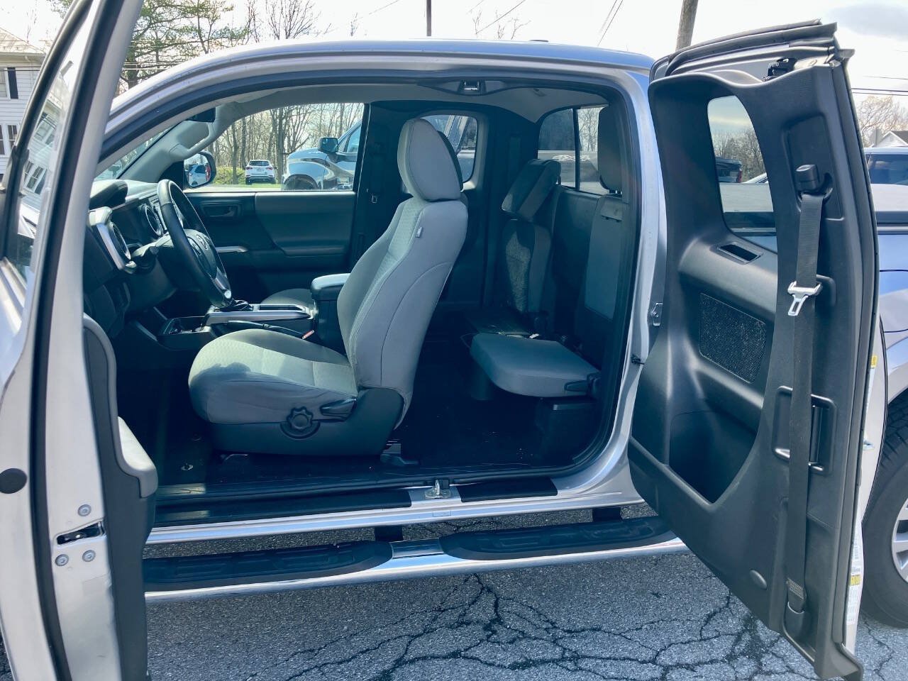 Used 2016 Toyota Tacoma SR5 RWD image 12