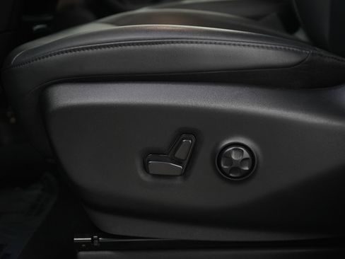 Used 2025 Chrysler Pacifica Select FWD image 24