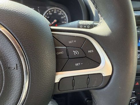 Used 2019 Jeep Renegade Latitude AWD/4WD image 22