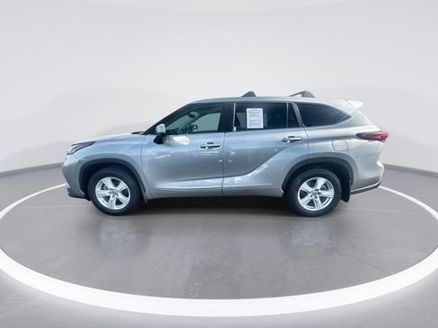 Used 2023 Toyota Highlander LE FWD image 5