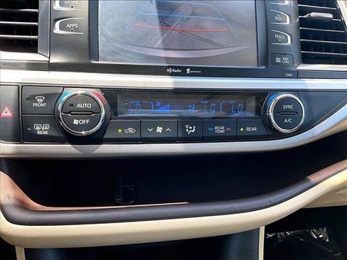 Used 2019 Toyota Highlander XLE FWD image 24