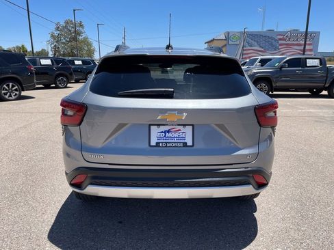 Used 2025 Chevrolet Trax LT FWD image 4