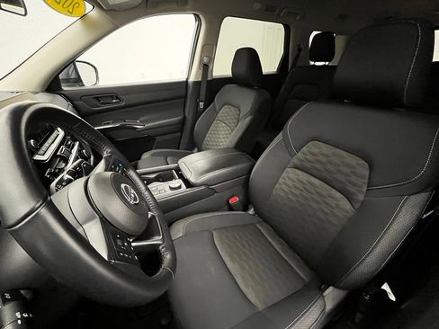 Used 2024 Nissan Pathfinder SV image 18
