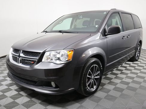 Used 2017 Dodge Grand Caravan SXT FWD image 5