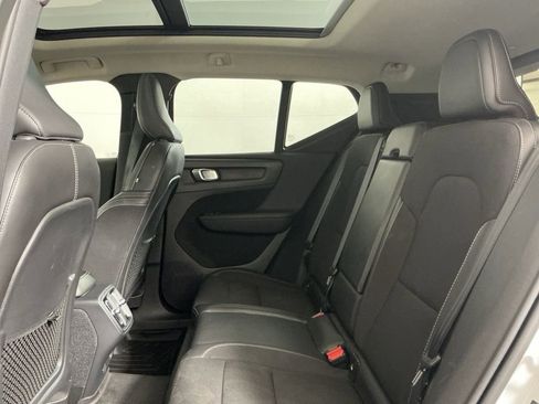Used 2020 Volvo XC40 T4 Momentum image 26