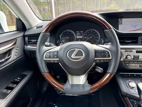 Used 2018 Lexus ES 350 w/ Luxury Package w/Wood Trim image 18